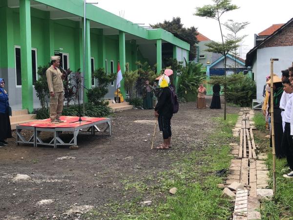 Dengan atribut perjuangan SMK Mardhotillah Plus gelar upacara Hari Pahlawan 2022