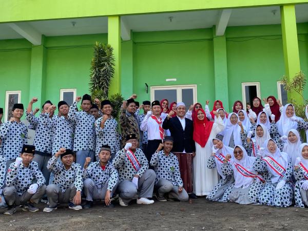 Upacara Bendera Meriah, SMK Mardhotillah Plus  Semarakkan HUT RI ke-79